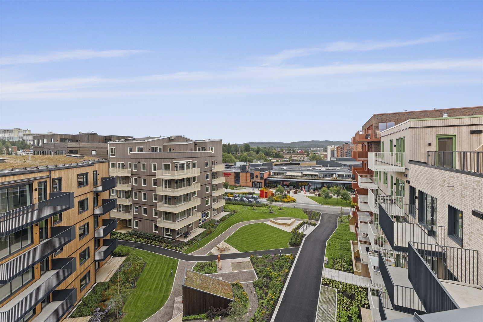 For barnefamilier er det flere skoler og barnehager i nærheten, og området er kjent for sitt trygge og rolige nabolag. Her finner du også et rikt utvalg av fritidstilbud, som idrettsanlegg, turstier og nærhet til både natur og servicefunksjoner Galleribilde