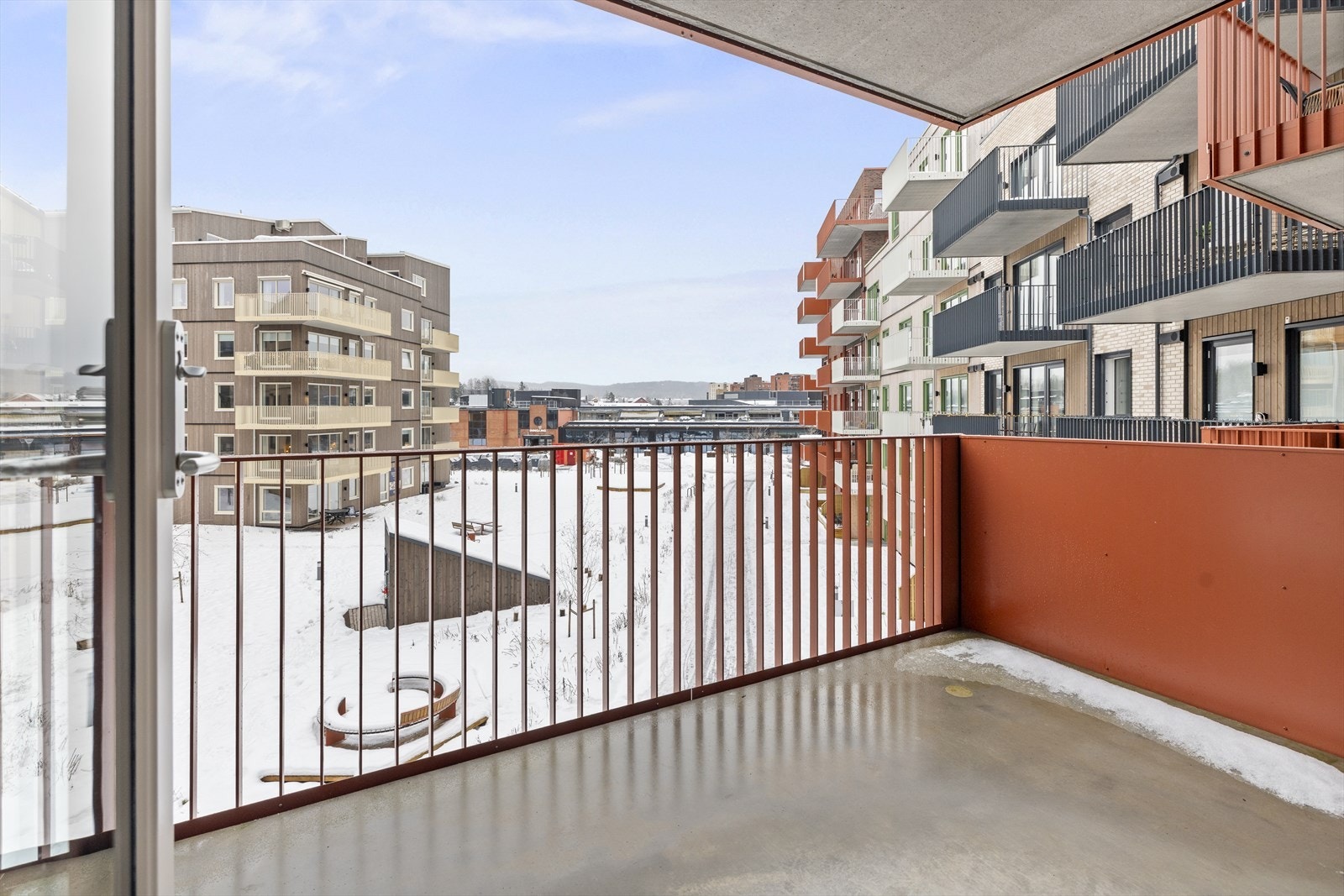 Romslig og herlig balkong med direkte utgang fra stuen. Her har du plass til å møblere med hyggelige utemøbler, grill og grønne planter Galleribilde