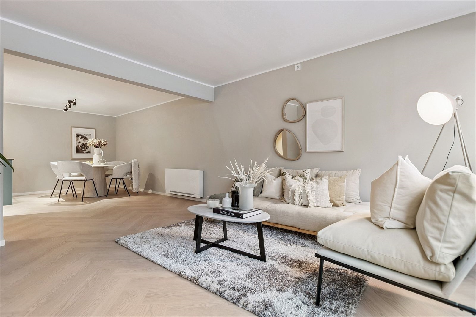 Stilrene overflater og gjennomgående moderne uttrykk - leiligheten er betydelig påkostet i 2025. Stuen har god plass til sofagruppe med tilhørende TV-møblement og stor spisegruppe. Galleribilde
