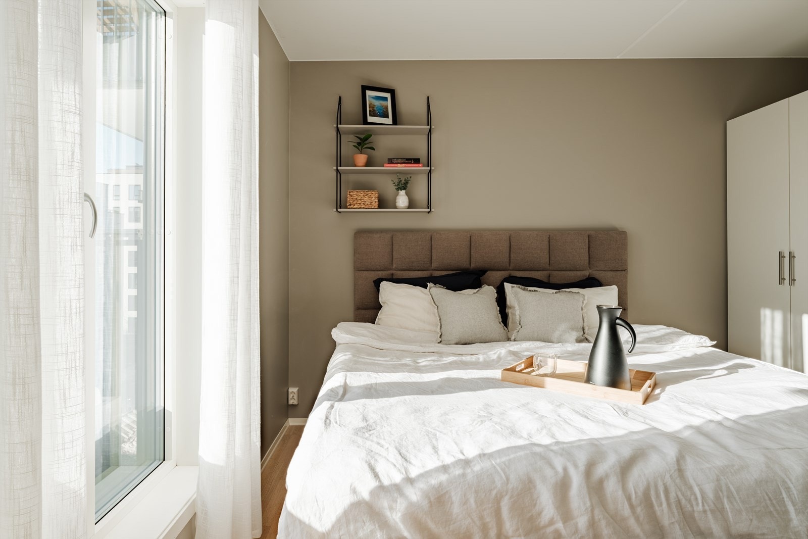 Lunt og fint soverom med store vindusflater og gode lysforhold Galleribilde