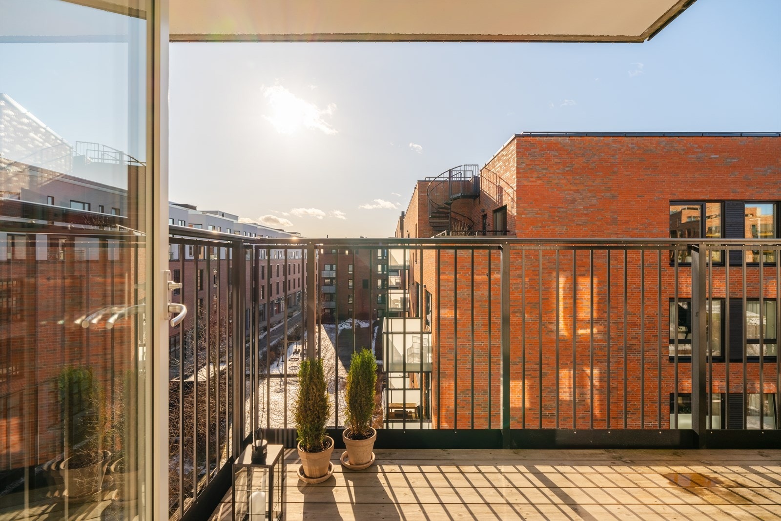 Balkongen utgjør en fin forlengelse av rommet, og vender mot sydvest Galleribilde