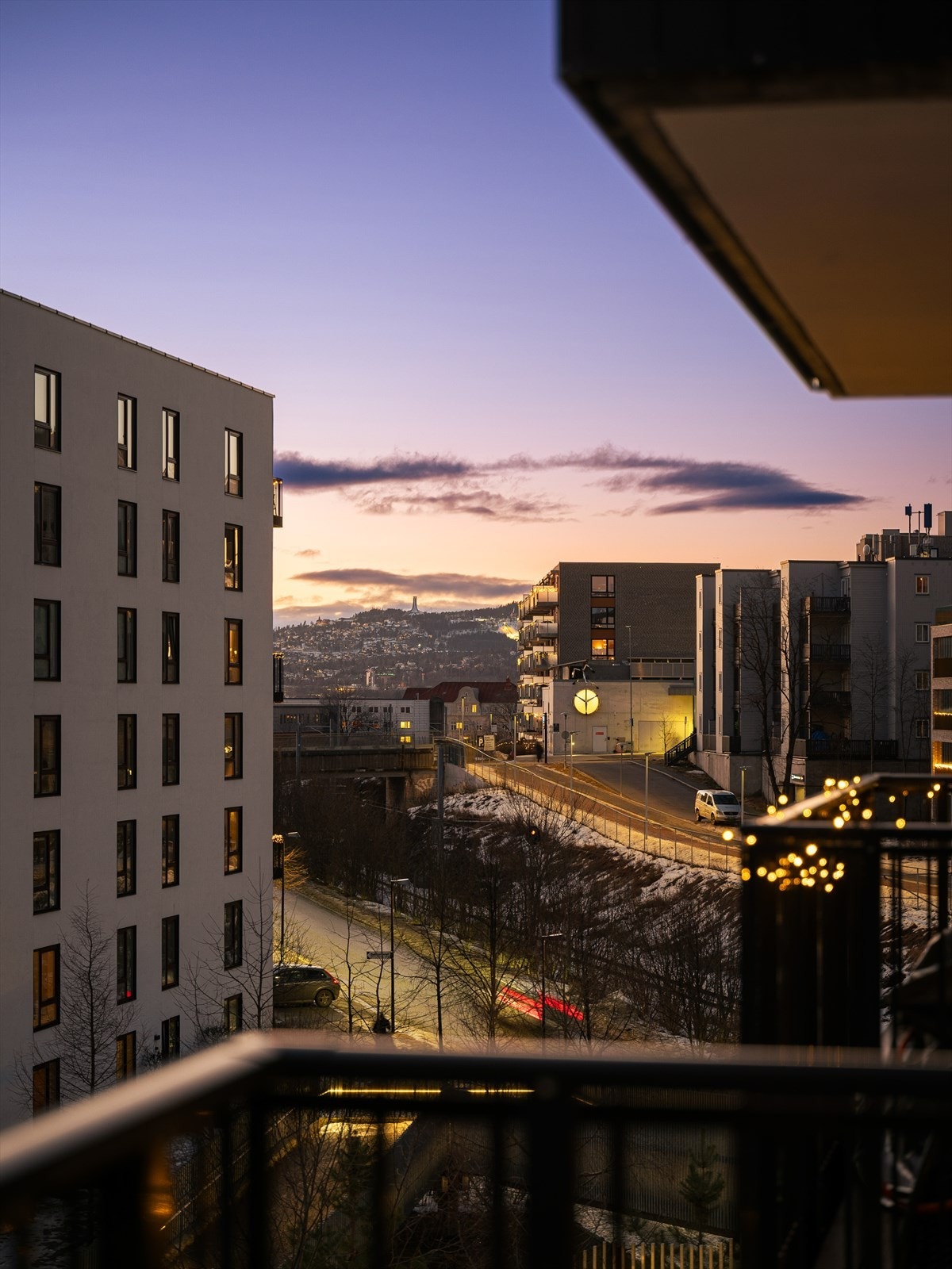 Leiligheten har en luftig beliggenhet i byggets 5. etasje med med fin utsikt, blant annet mot Holmenkollen Galleribilde