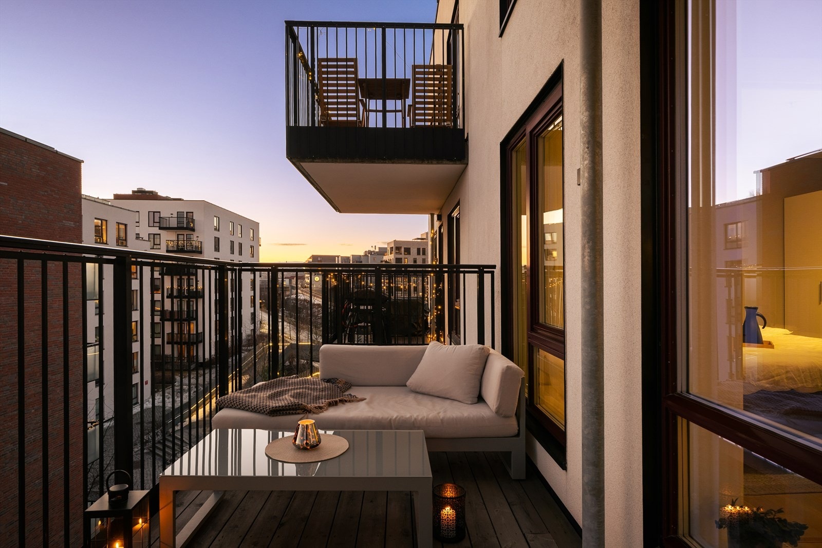 Fra stuen er det utgang til en solrik balkong på ca. 8,7 kvm Galleribilde