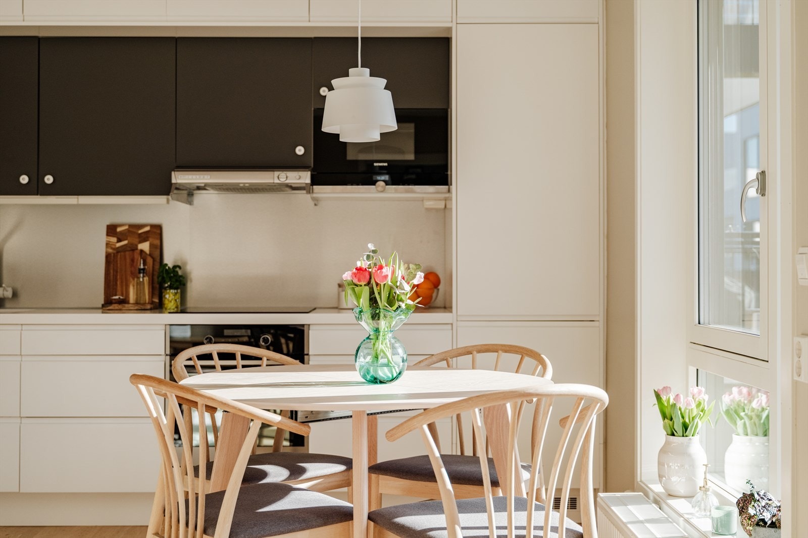 Tidløst og praktisk med smarte løsninger og godt med oppbevaring, blant annet i flere skap over kjøkkenet Galleribilde