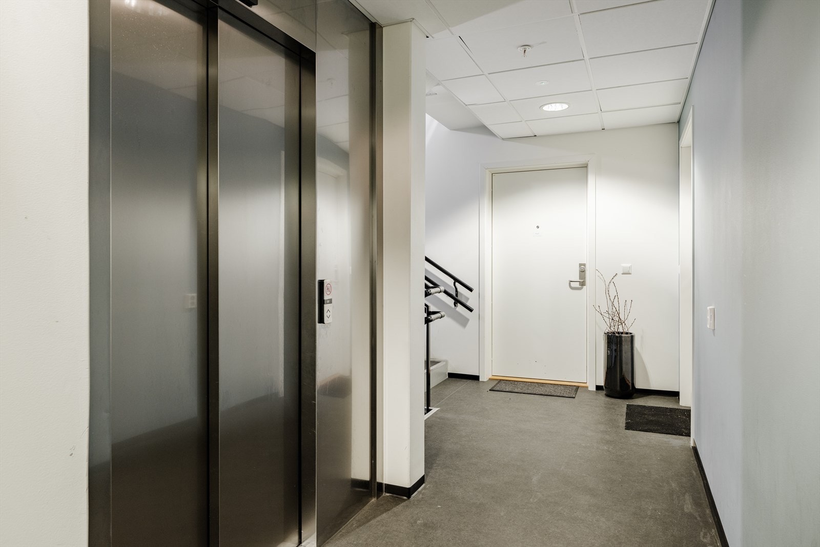 Leiligheten har en fin beliggenhet i byggets 5. etasje, med enkel heisadkomst fra felles inngangsparti Galleribilde