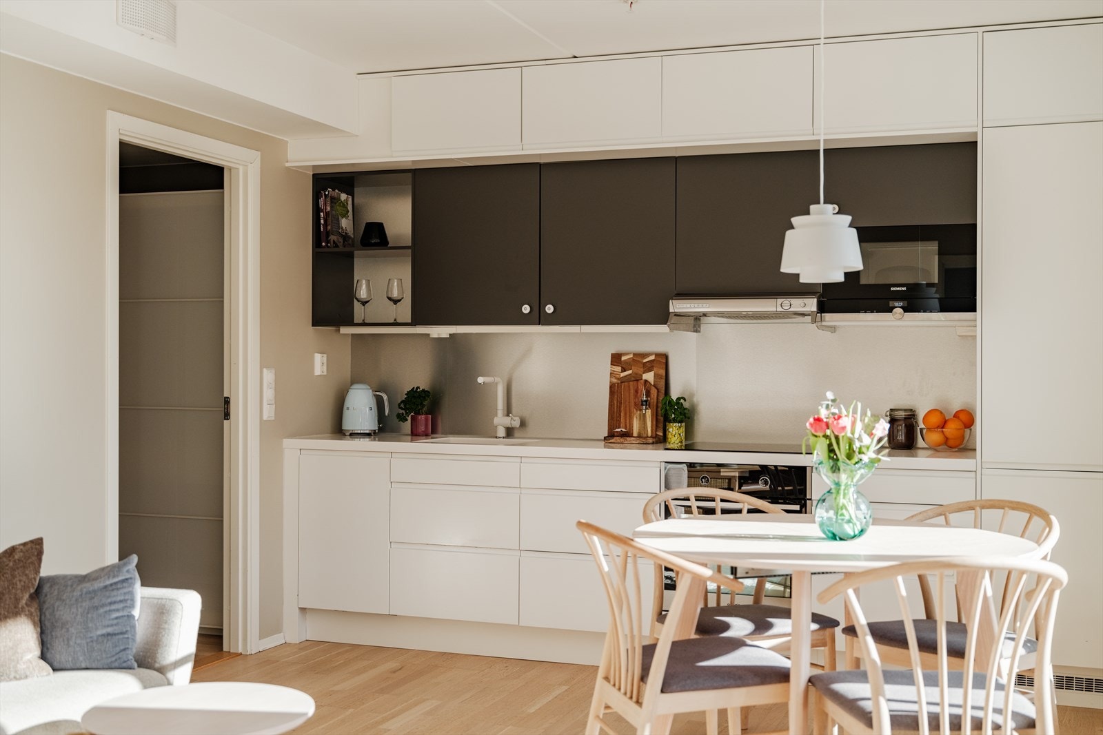 Leiligheten har et moderne og oppgradert Epoq-kjøkken med integrerte hvitevarer Galleribilde