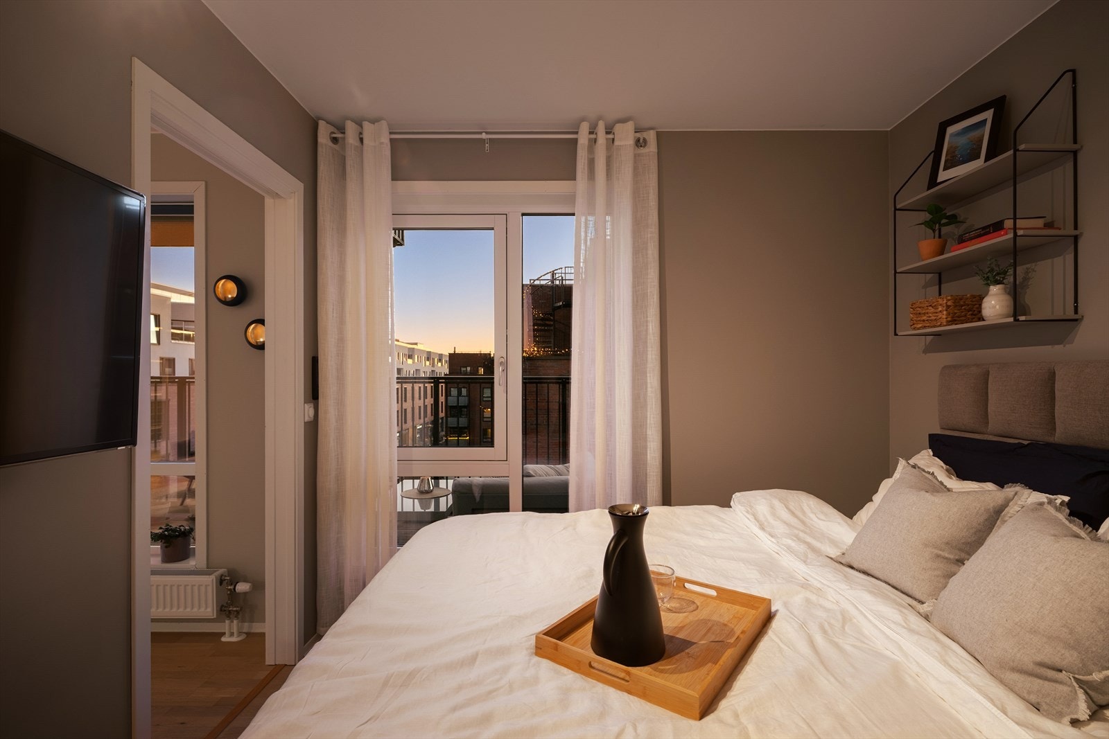 Kveldsstemning på soverom med hyggelig utsyn og god atmosfære Galleribilde