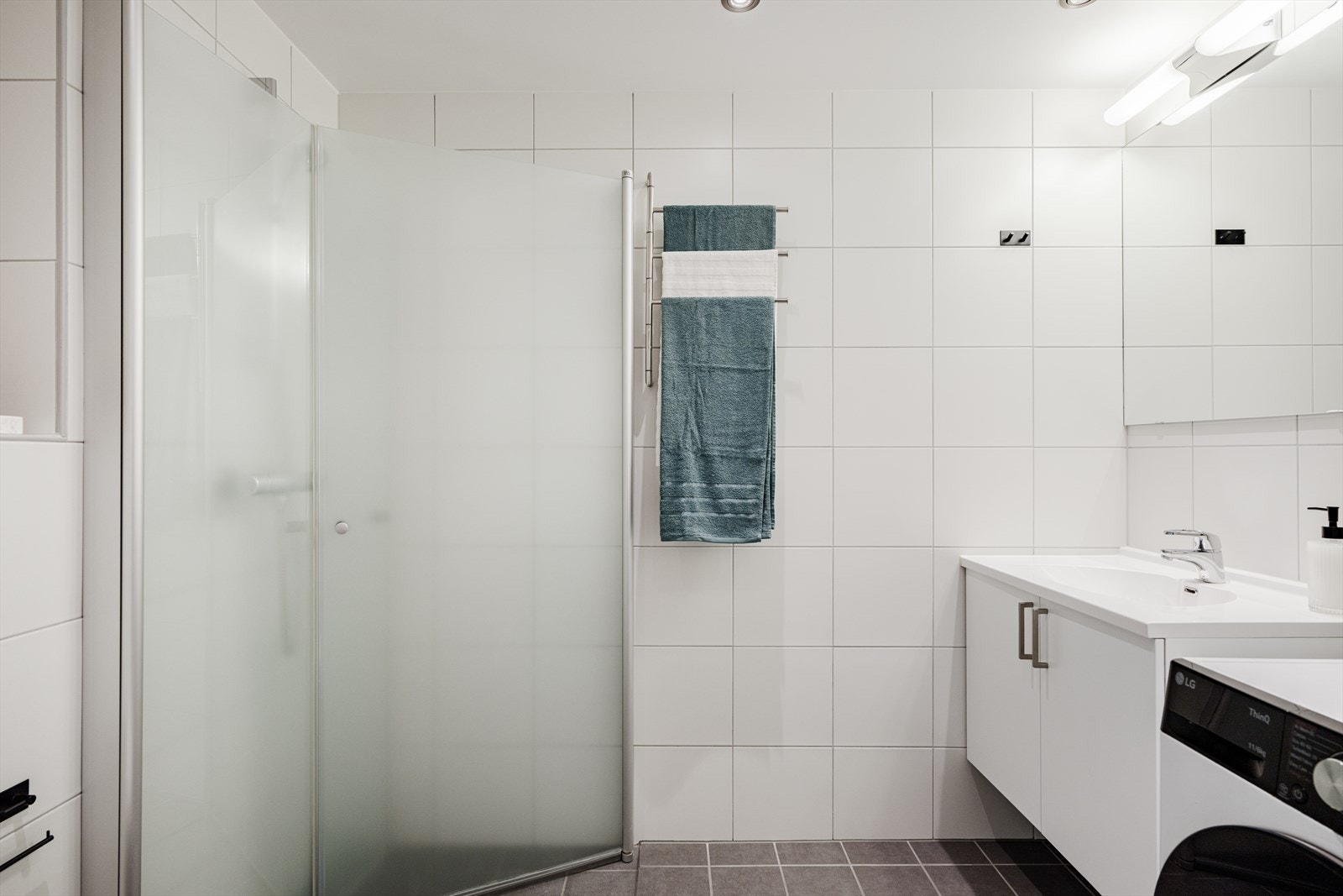 Romslig og tidløst bad med opplegg og plass for vaskemaskin Galleribilde