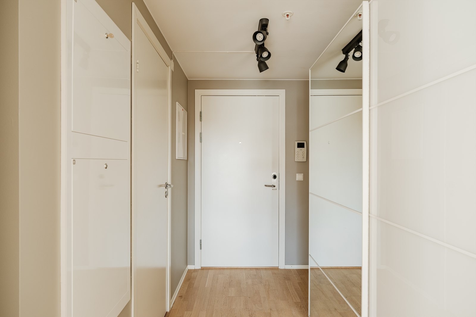 Entré med porttelefon, parkettgulv og malte veggflater, sist malt opp i 2026. Gode oppbevaringsmuligheter i stor skyvedørsgarderobe Galleribilde