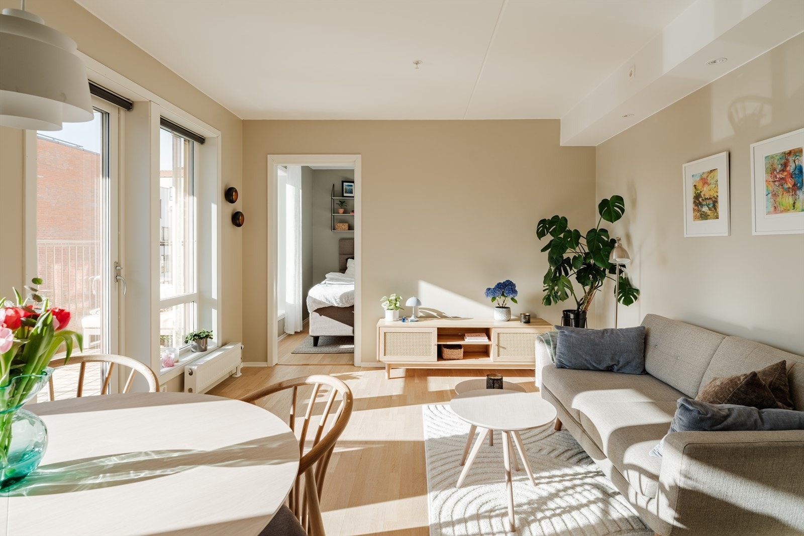 God standard med pene overflater og en velutnyttet, smart planløsning som gir svært god romfølelse Galleribilde