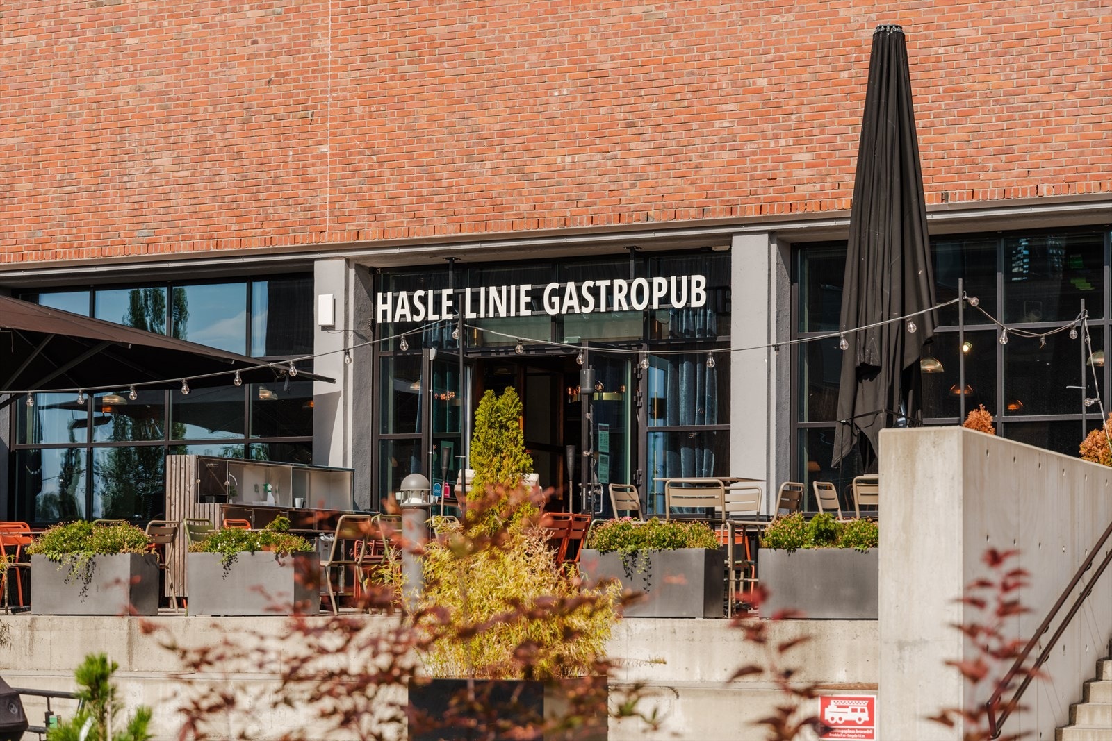 Hasle Gastropub holder til i store, hyggelige lokaler med lun belysning og fine sittegrupper - perfekt for en burger med venner, før kvelden gjerne avsluttes med dart eller shuffleboard Galleribilde