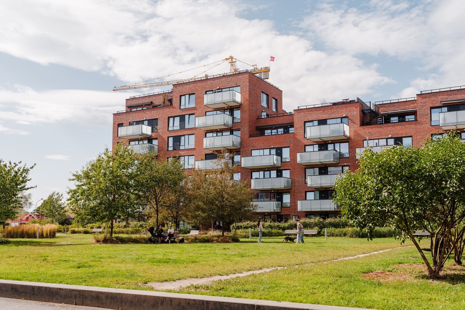 Området har svært gode kollektivforbindelser. T-banens linje 4 ligger kun ca. 250 meter unna, mens linje 5 nås på omtrent 600 meter Galleribilde