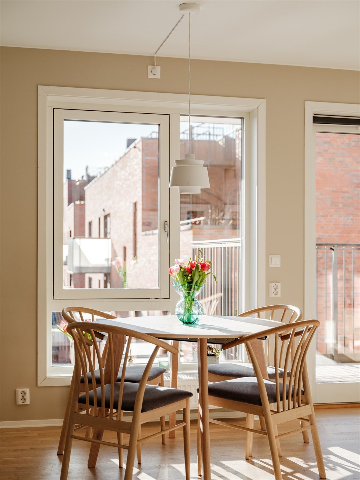 Usjenert beliggenhet og rikelig med dagslys gir leiligheten en behagelig atmosfære Galleribilde