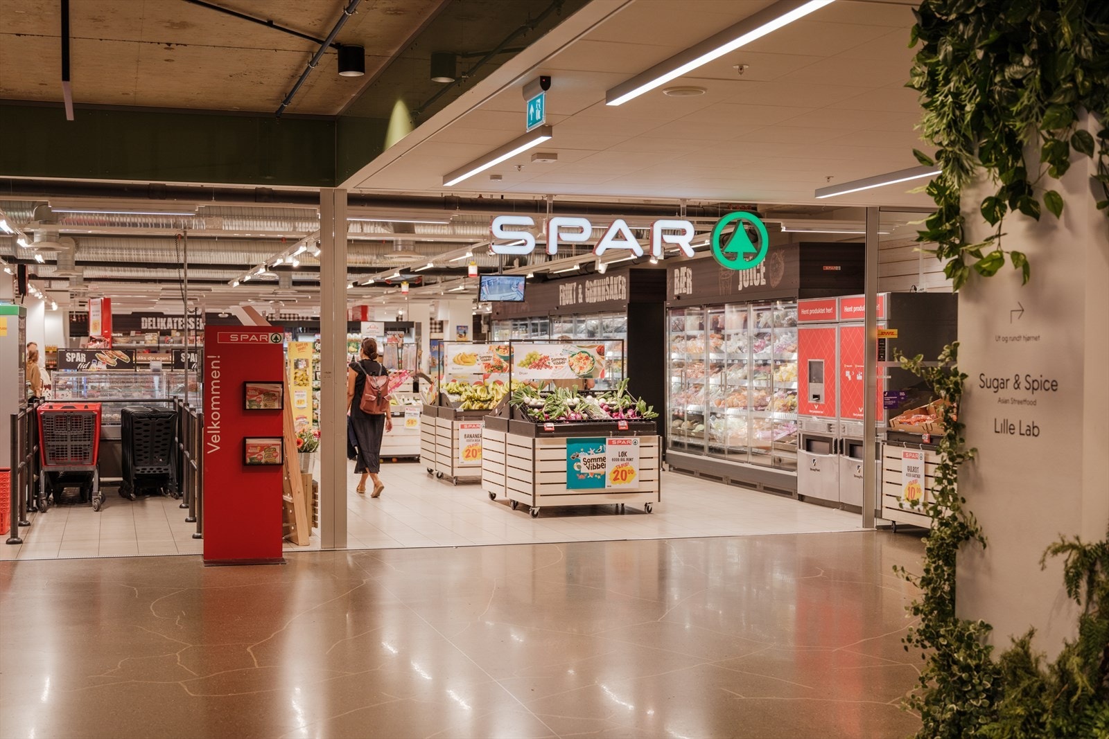 Dagligvaretilbudet i nærområdet er svært godt, med nær sagt alle kjedene representert innen kort gangavstand, deriblant Spar på Vinslottet Galleribilde