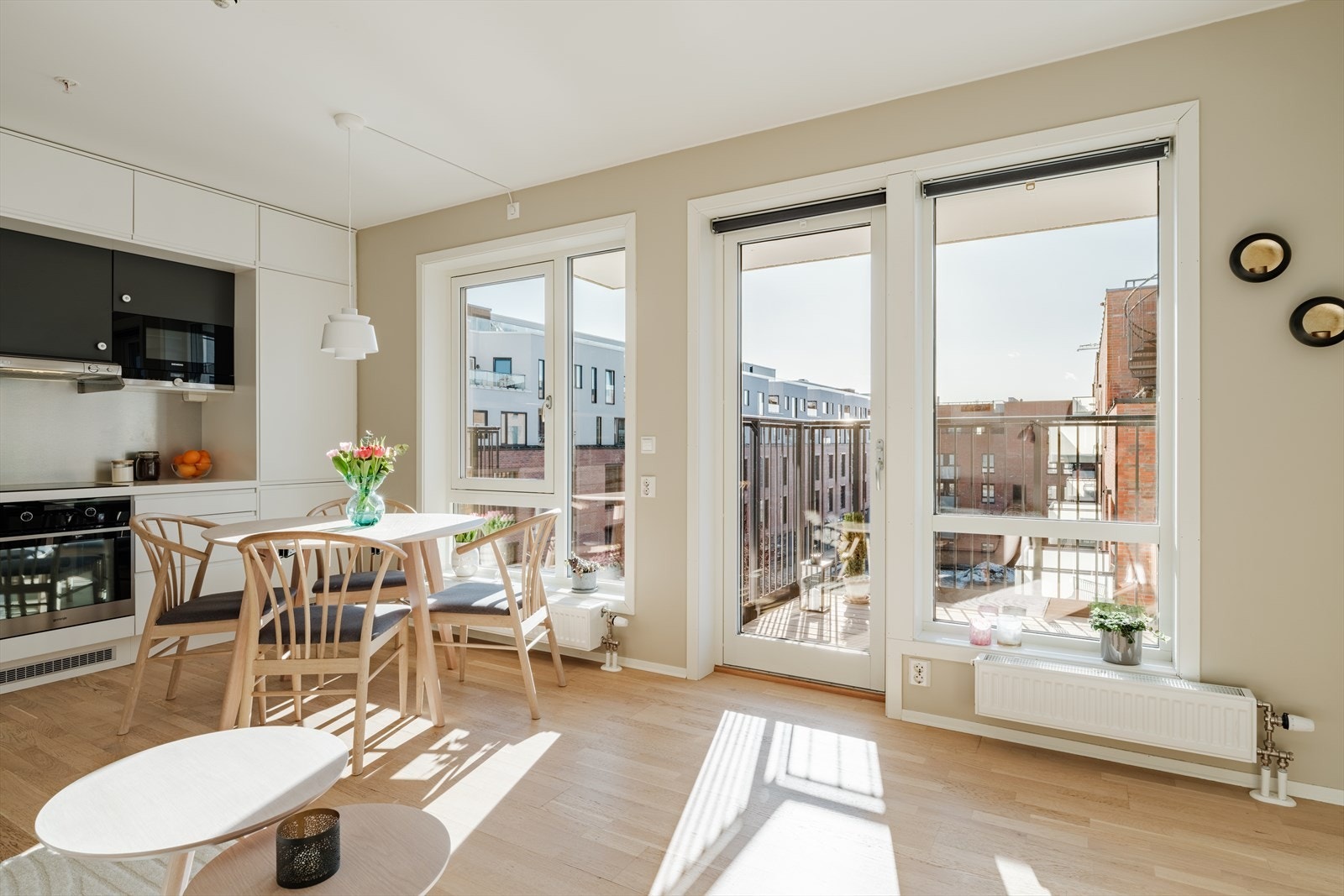 Store vindusflater mot sydvest sikrer rikelig med naturlig lysinnslipp Galleribilde