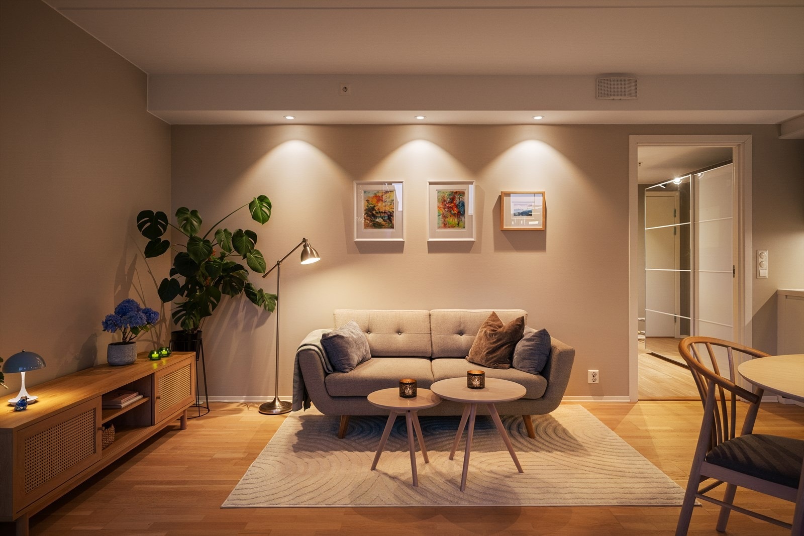 I 2024 ble det satt inn spotter i himlingen i stue Galleribilde