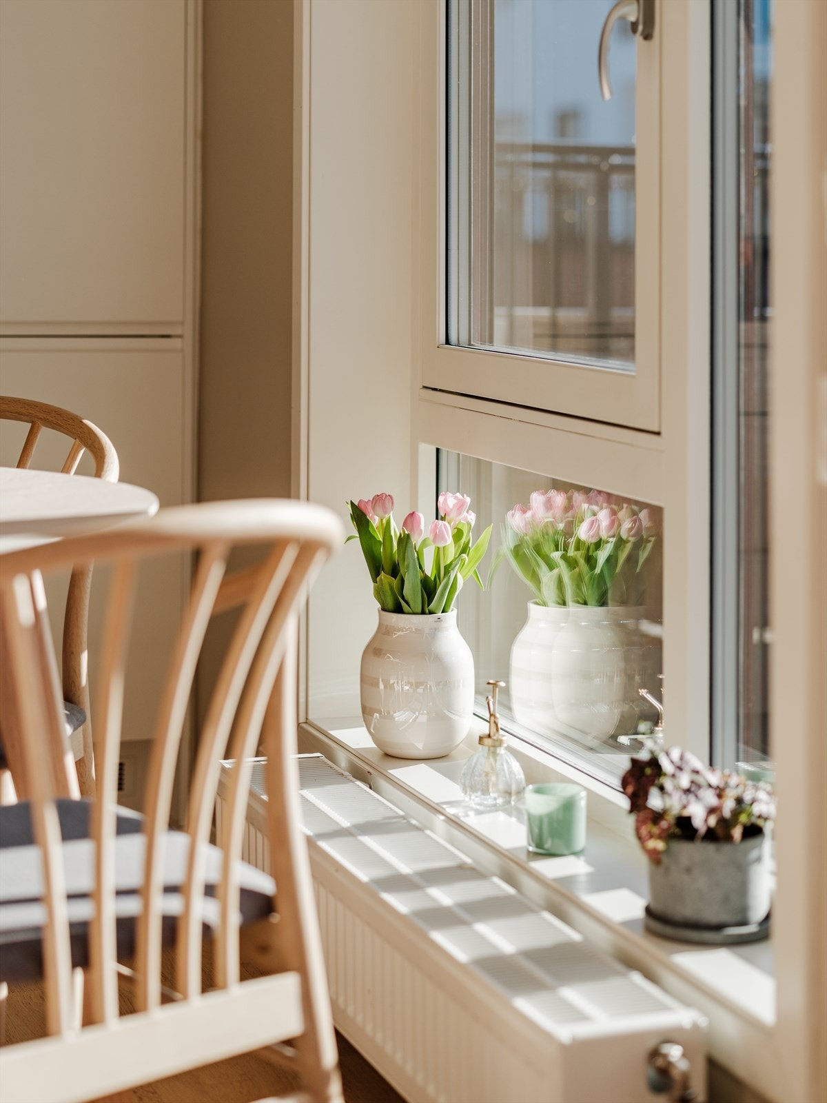 Store vindusflater med dype vinduskarmer. På flere av vinduene er det montert solskjerming Galleribilde