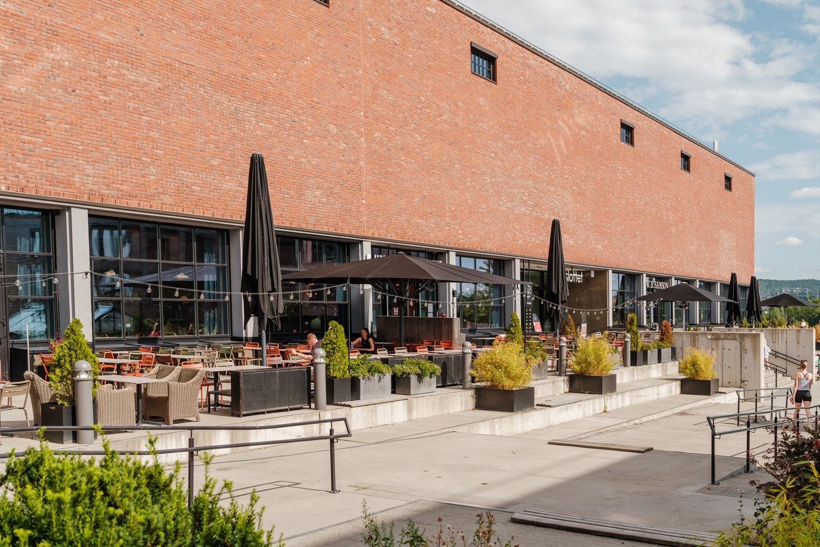 Her finner du blant annet Hasle Gastropub, W.B. Samson bakeri, pizza og 8 Fish Sushi Galleribilde