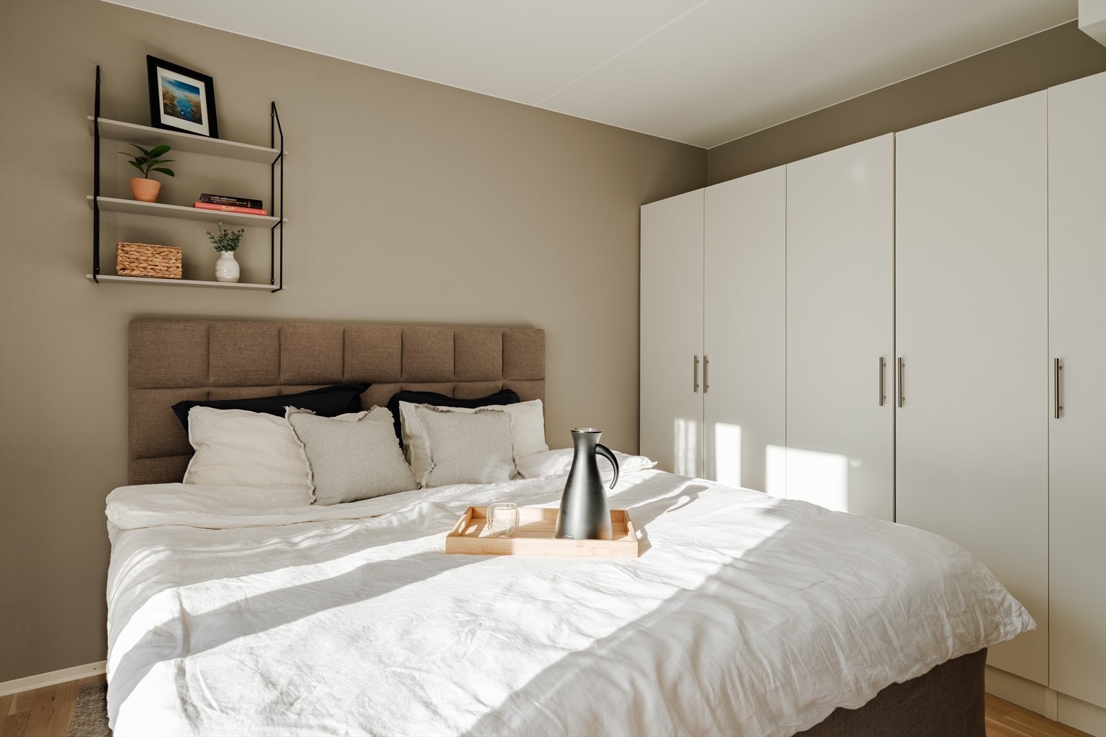 Soverommet har parkettgulv og veggflater malt i en dus og behagelig fargetone. Gode oppbevaringsmuligheter i garderobeskap Galleribilde