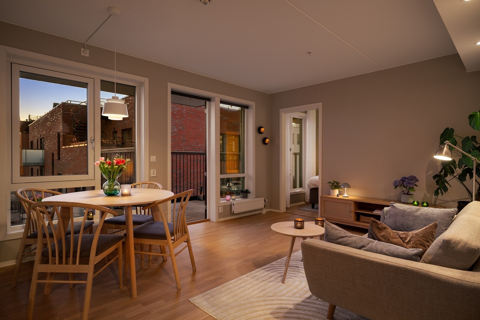 Kveldsstemning - Stuen har gode møbleringsmuligheter for både sofagruppe og et spisebord i tilknytning til kjøkkenet Galleribilde