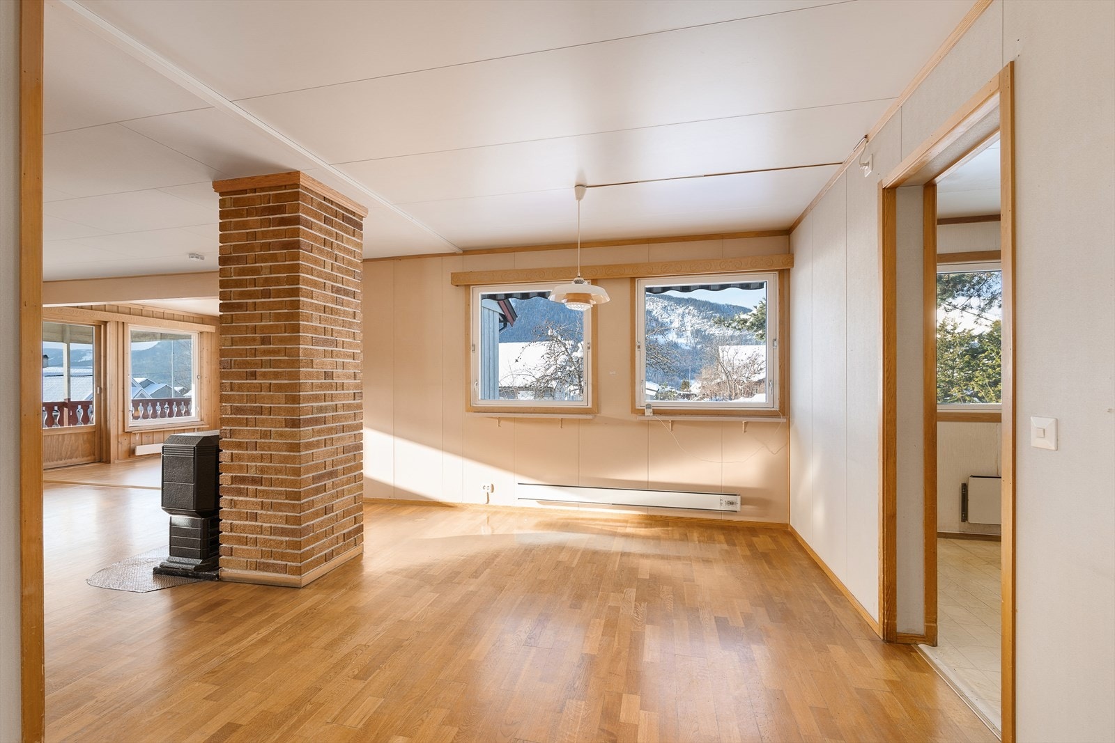 Spisestuen har god plass til et stort spisebord, sentralt plassert i boligen. Galleribilde