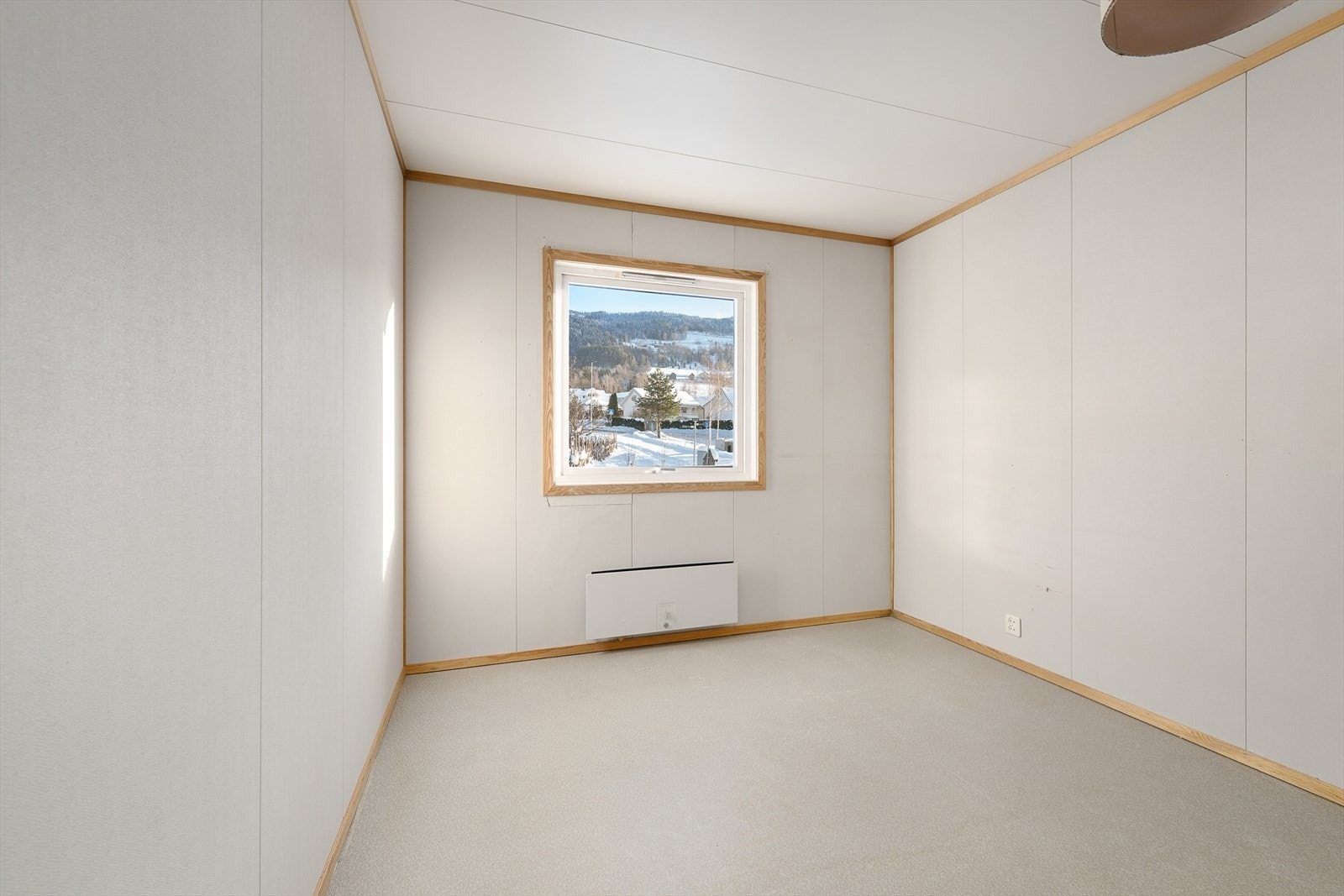 Soverommene har belegg på gulv og behandlede plater på veggene. Galleribilde