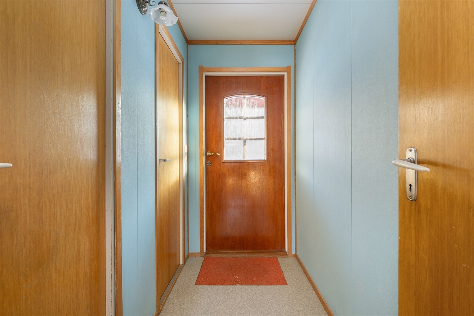 Inngangspartiet er et vindfang med to innvendige boder. Galleribilde