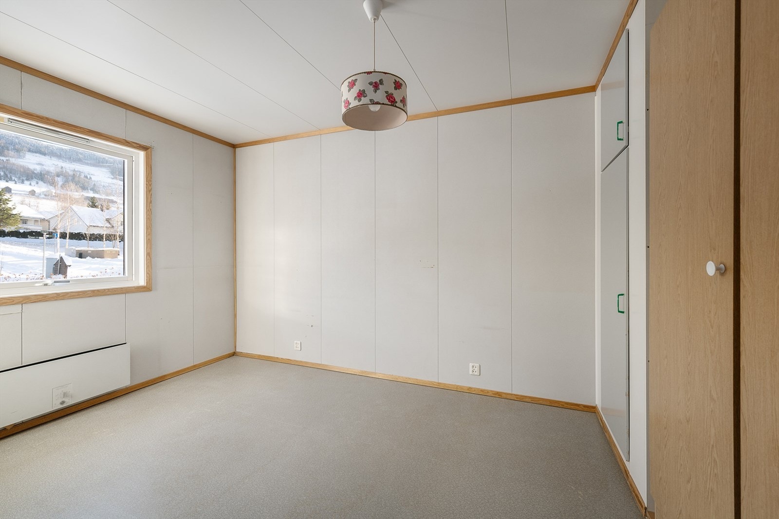 Boligen har tre soverom i hovedetasjen, alle med god størrelse. Galleribilde