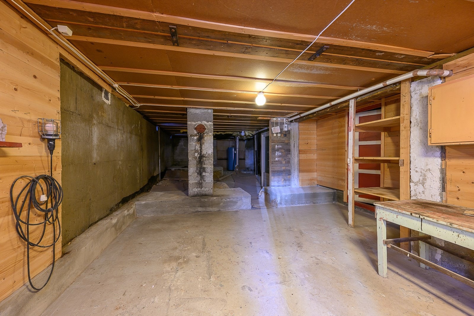 Kjelleren på 79 m² har betonggulv og god plass til oppbevaring. Galleribilde