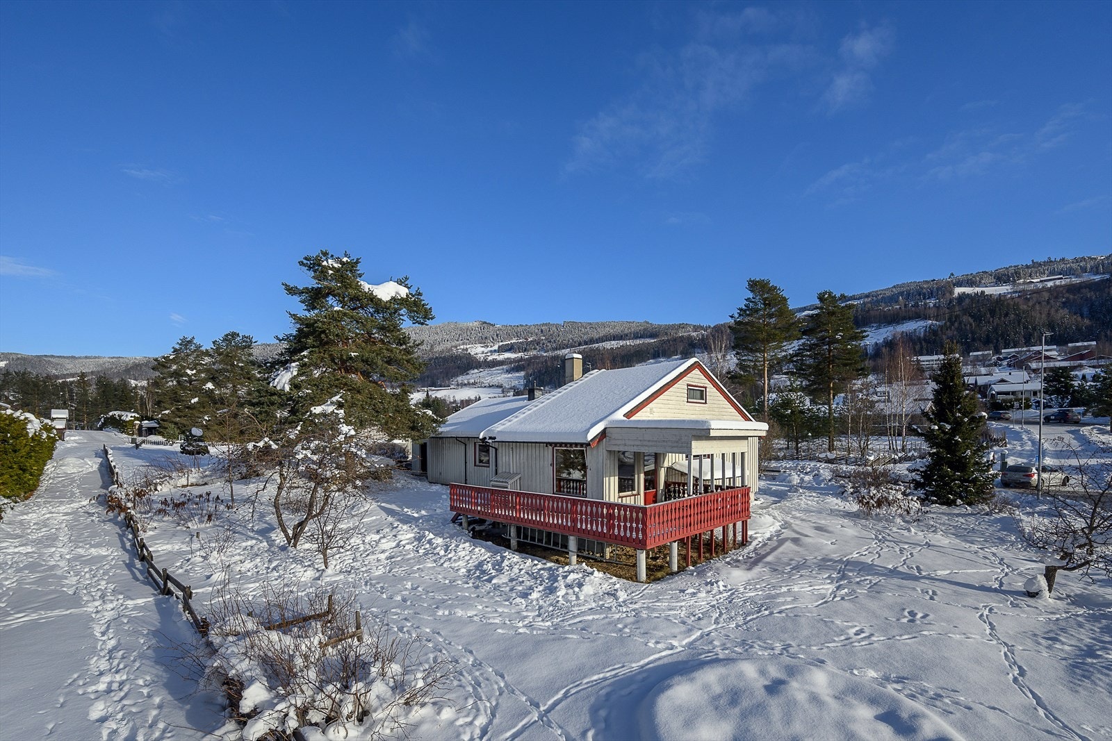 Boligen har en romslig, delvis overbygget terrasse på 26 m² og garasje/carport. Galleribilde