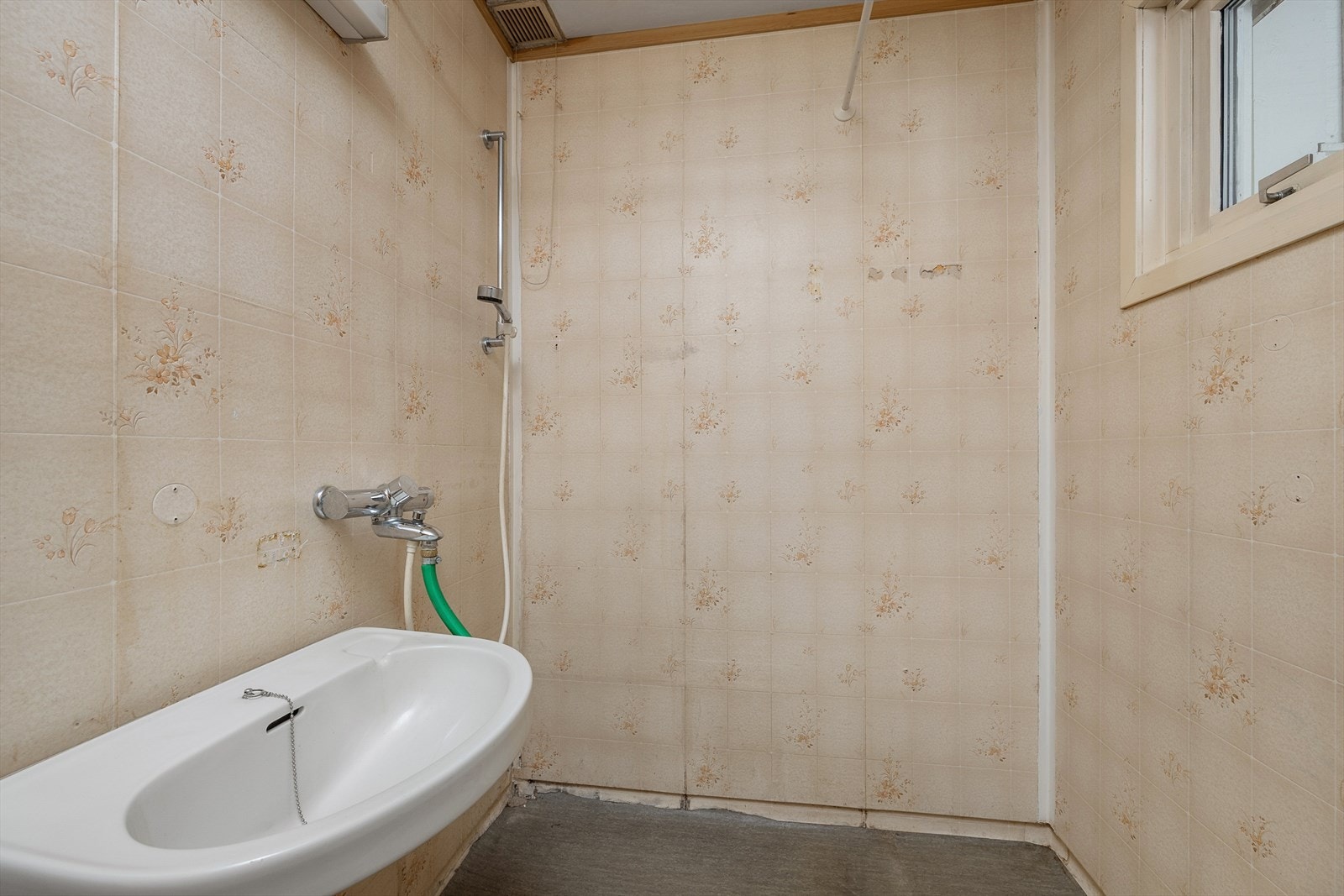 Enkelt bad med belegg på gulv og våtromstapet på vegg. Badet har behov for oppgraderinger. Galleribilde