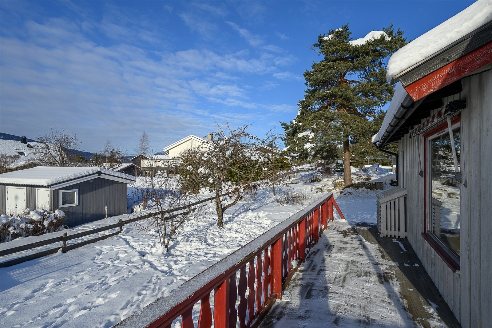 Tomten er lett skrånet og gir et godt utgangspunkt for hage og uteaktiviteter. Galleribilde