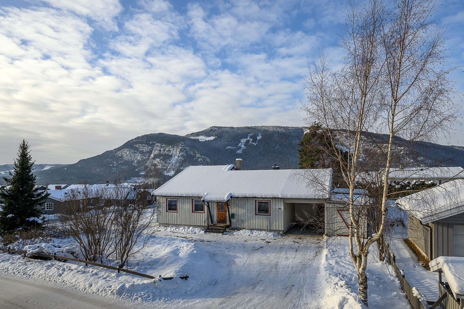 Eiendommen har en garasje/carport på 34 m² med tilhørende bod, oppført i 1988. Galleribilde