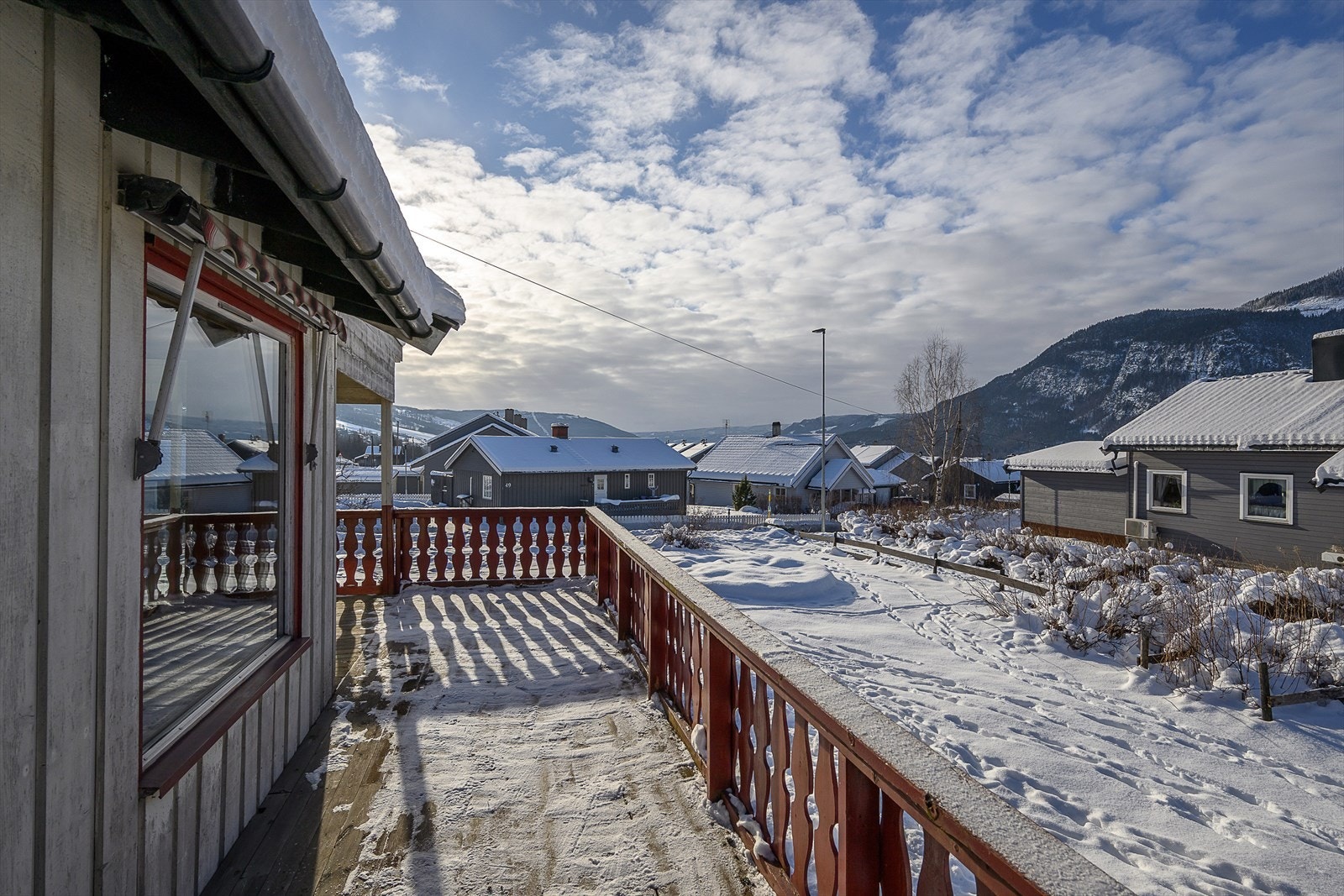 Fra terrassen har man utsikt over nabolaget og de omkringliggende åssidene. Galleribilde