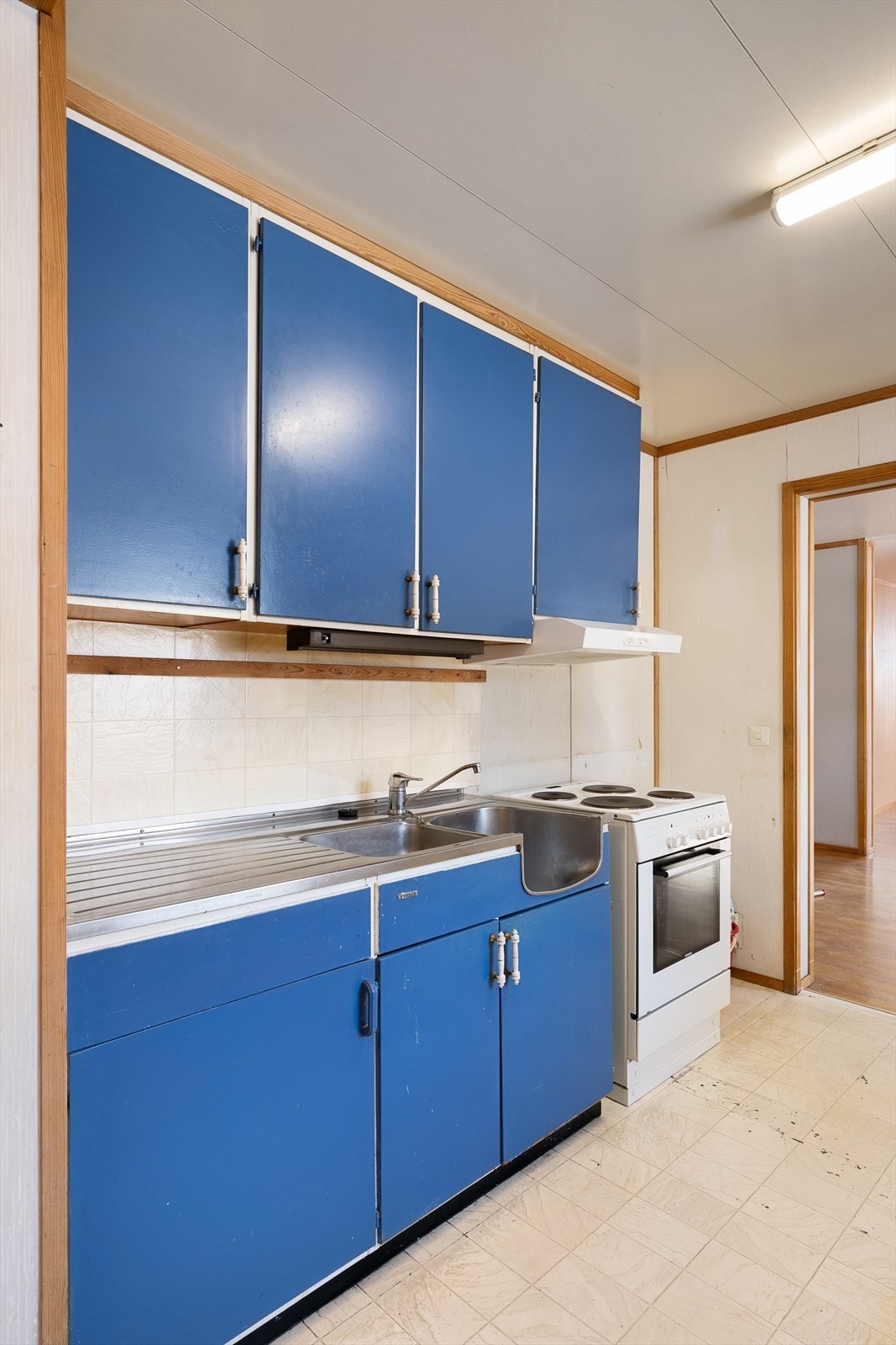 Innredningen har glatte fronter og en laminat benkeplate med oppvaskkum. Galleribilde