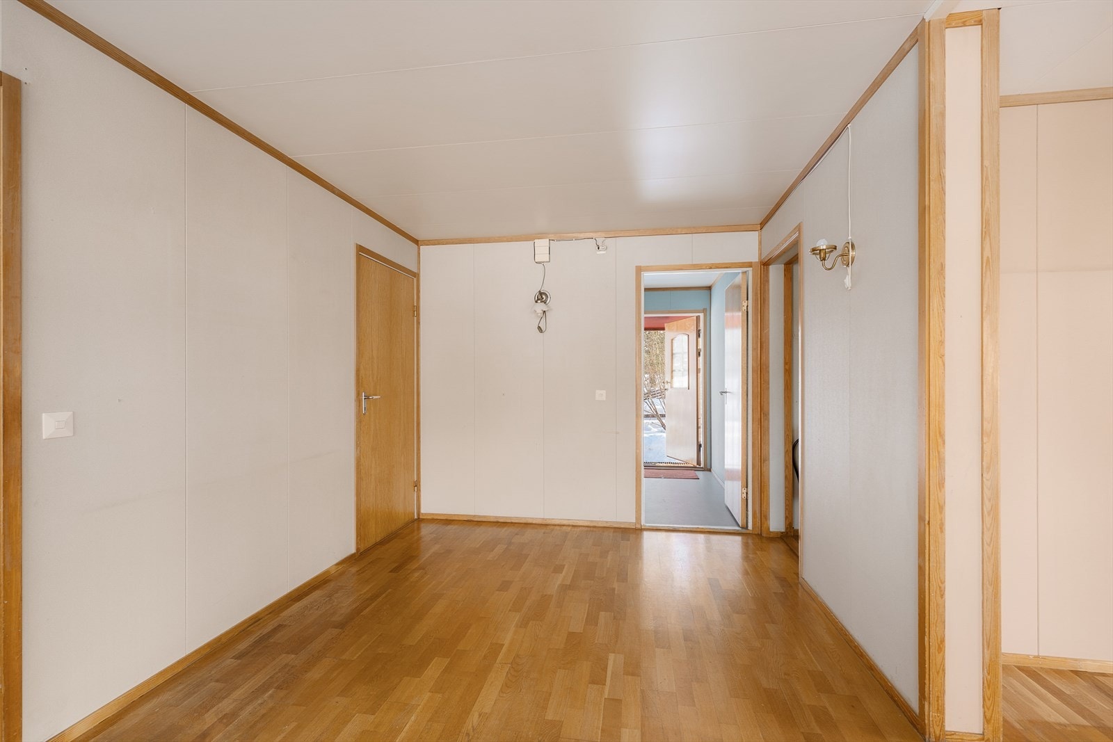 Veggene i oppholdsrommene er en kombinasjon av behandlede plater og trepanel. Galleribilde