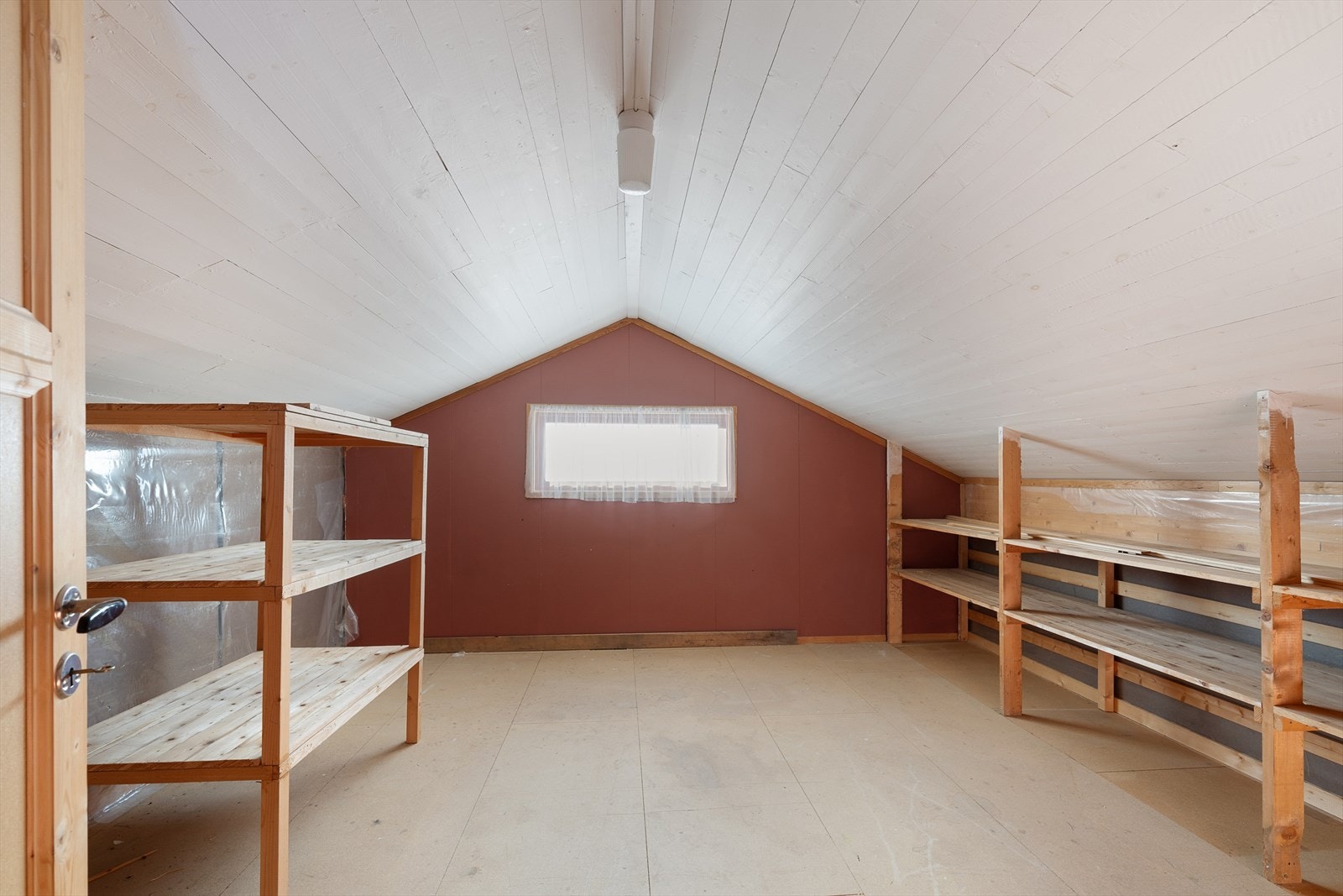 Her er det rikelig med plass for lagring på et stort, åpent loftsareal. Galleribilde