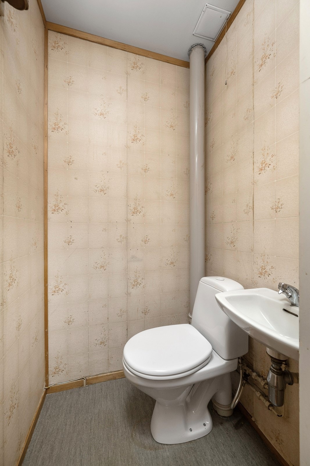 Separat toalettrom med servant, plassert praktisk til i gangen. Galleribilde