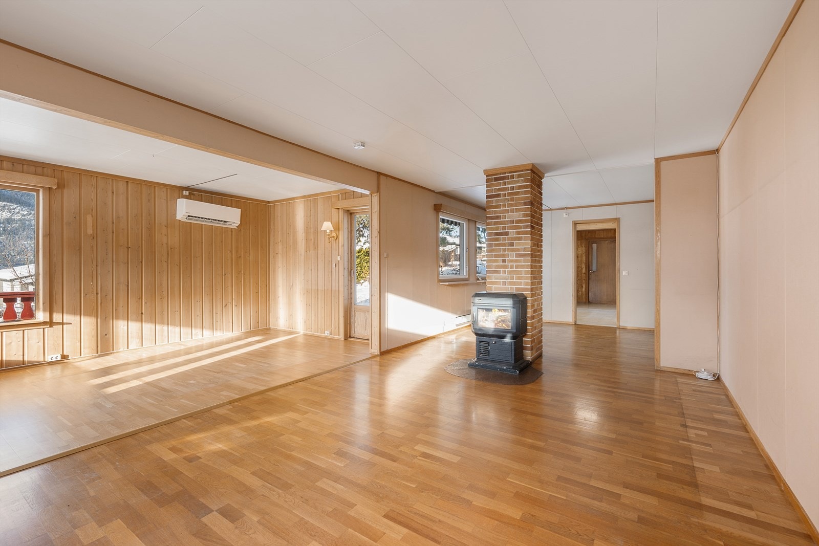 Et lukket ildsted og en forblendet elementpipe gir mulighet for ekstra varme. Galleribilde