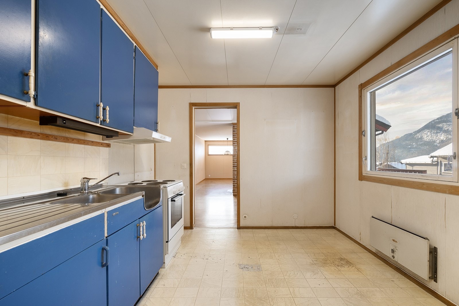 Kjøkkenet har godt med benke- og skapplass, samt egen kjøkkenventilator med avtrekk ut. Galleribilde