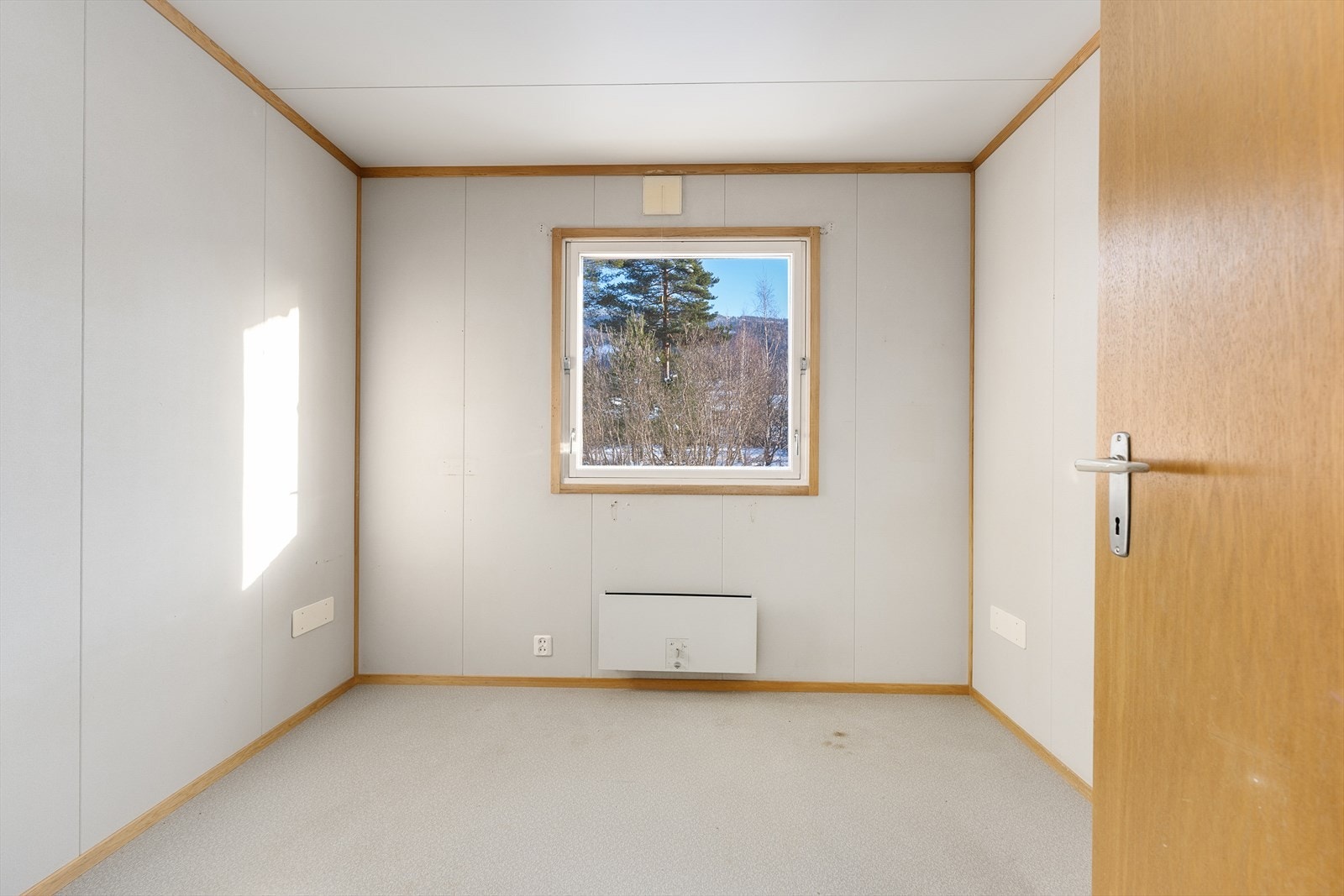 Vinduene er originale trevinduer med 2-lags isolerglass fra byggeåret. Galleribilde