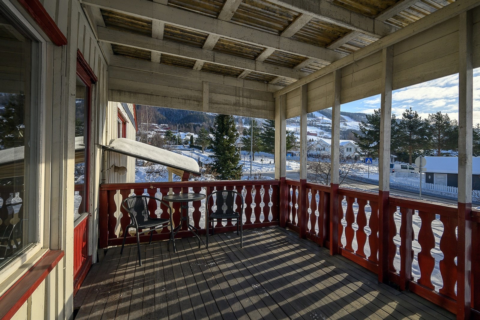 Den overbygde delen av terrassen gir ly for været og mulighet for utendørs sittegruppe. Galleribilde