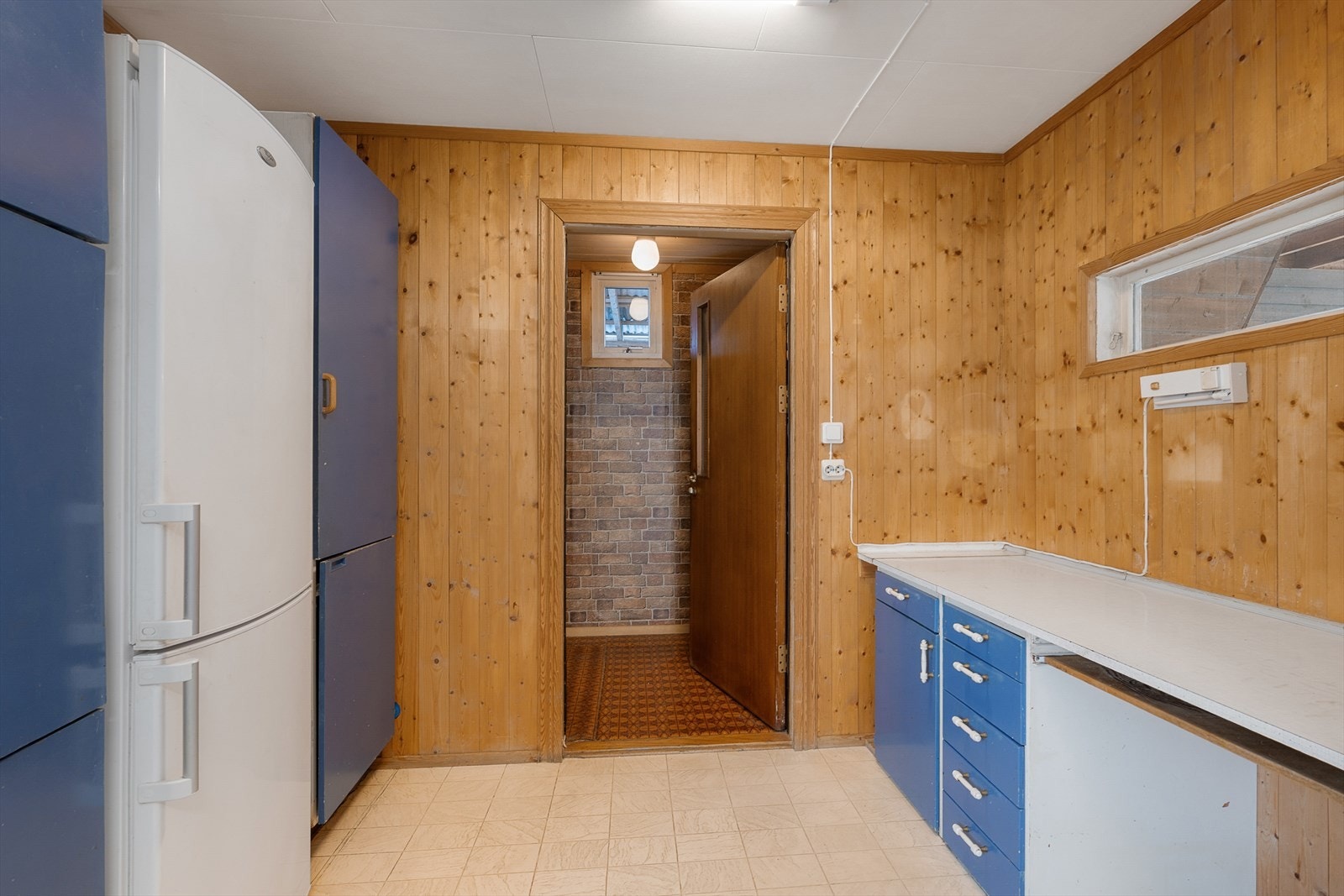 Fra kjøkkenet er det praktisk tilgang til en bod og videre utgang. Galleribilde