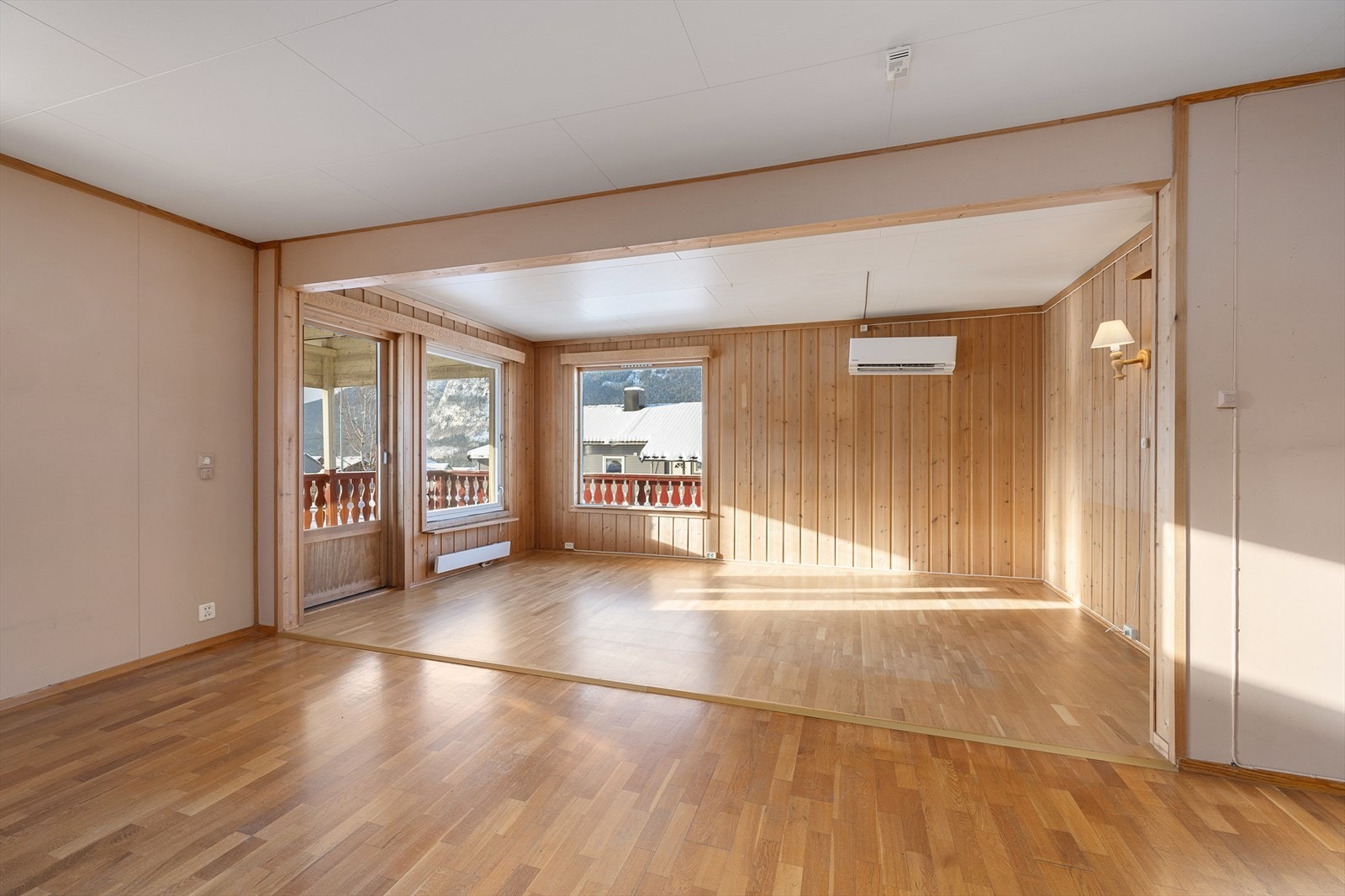 En varmepumpe fra 2021 sørger for effektiv oppvarming i stuen. Galleribilde