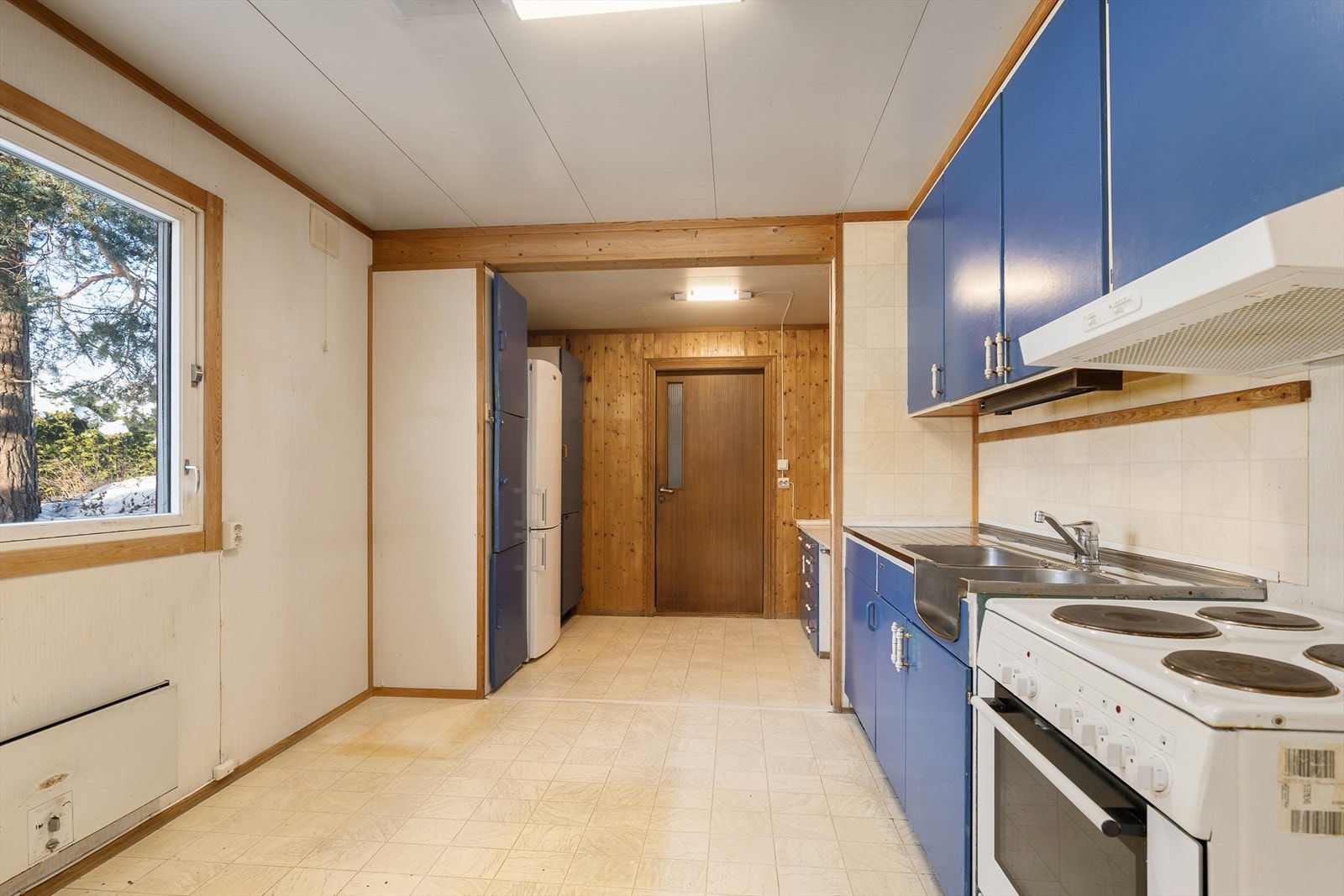 Eldre kjøkken med god plass og masse muligheter. Galleribilde