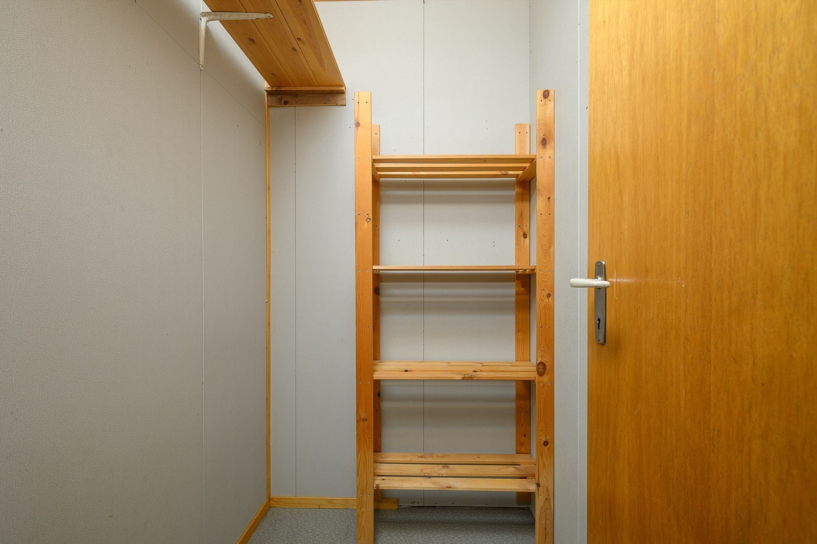 Flere separate boder i underetasjen gir mulighet for organisert lagring. Galleribilde