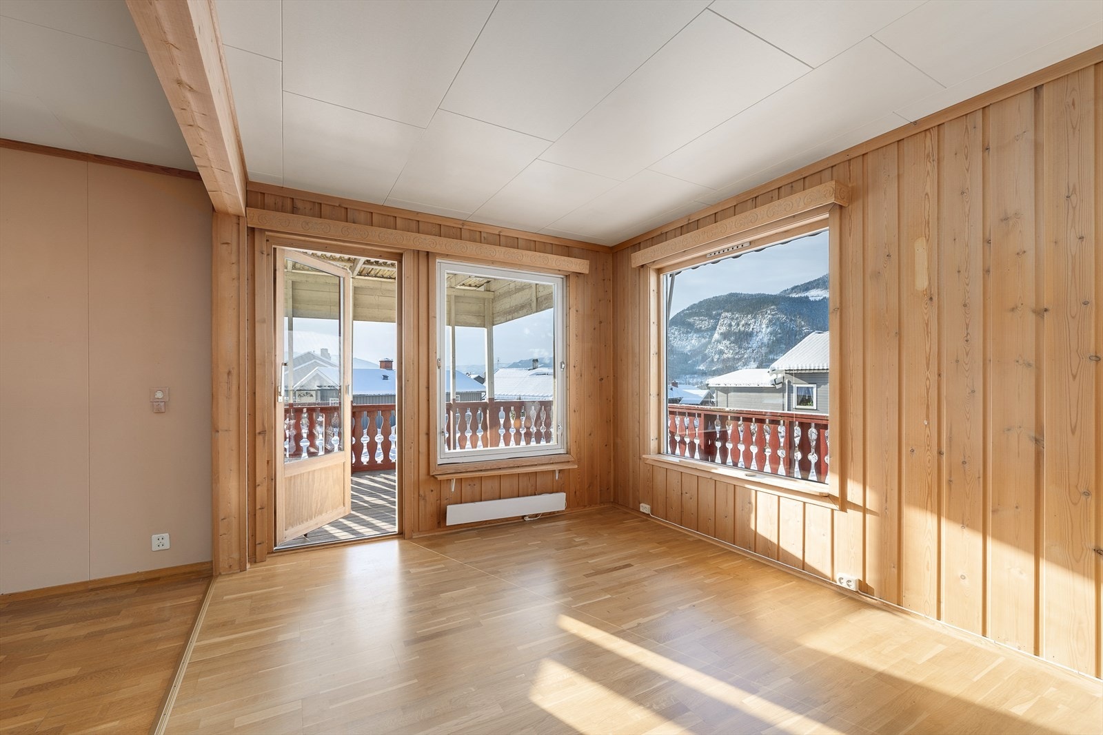 Fra stuen er det direkte utgang til den store, delvis overbygde terrassen. Galleribilde