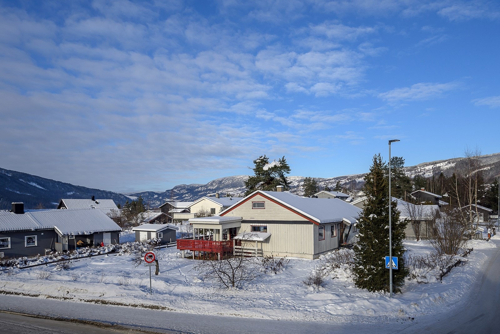Beliggenheten gir nærhet til både skoler, barnehager og dagligvarebutikker som Kiwi, Spar og Coop Extra. Galleribilde