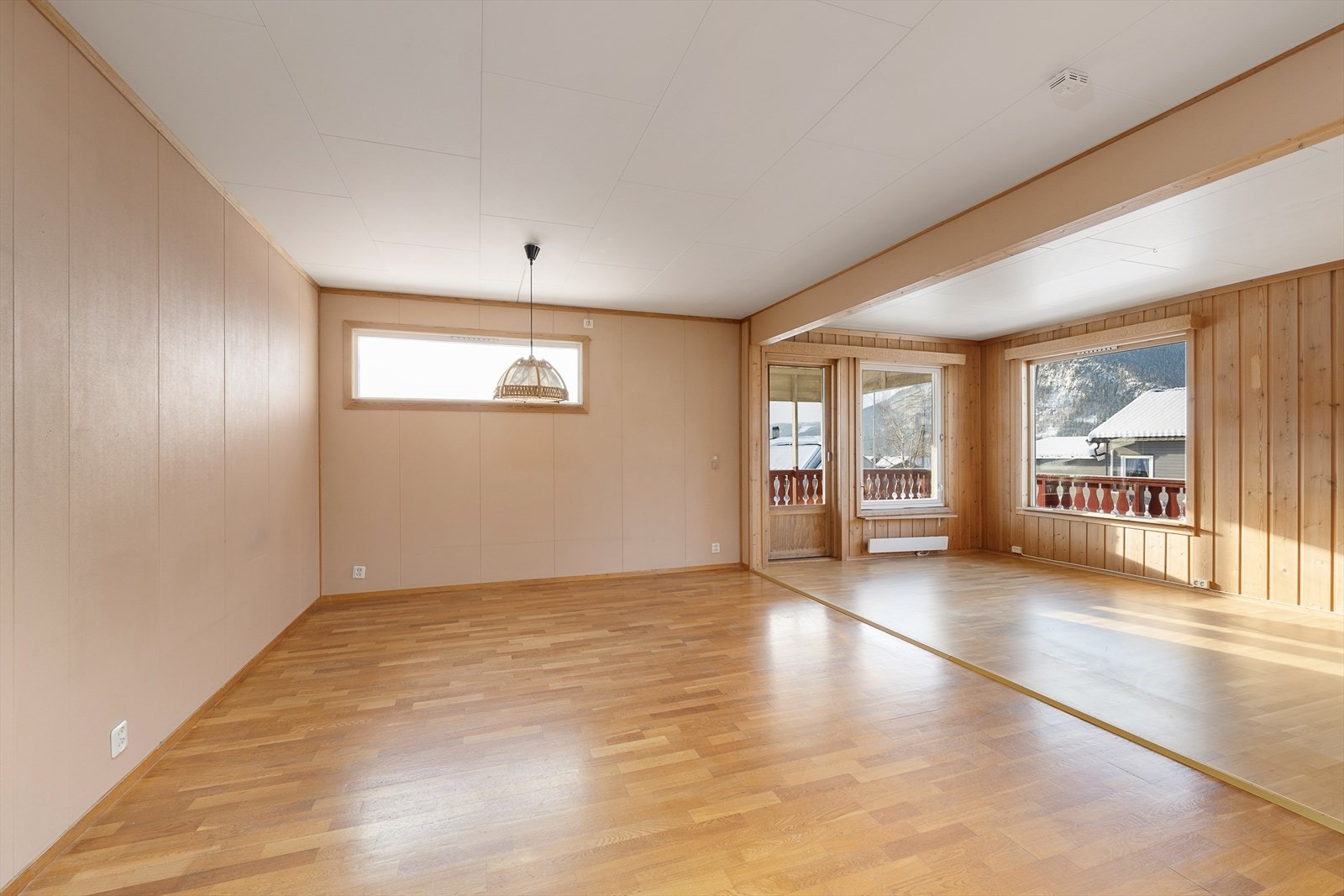 Stuen og spisestuen utgjør et stort, åpent areal med parkett på gulvet. Galleribilde