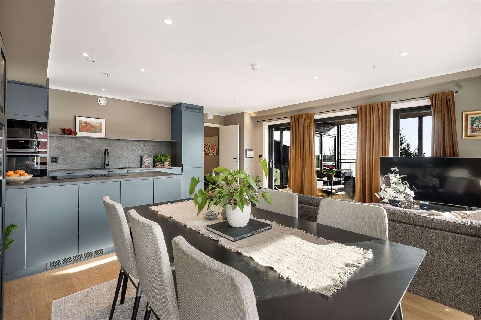 Spisebordet finner sin naturlige plassering. Galleribilde